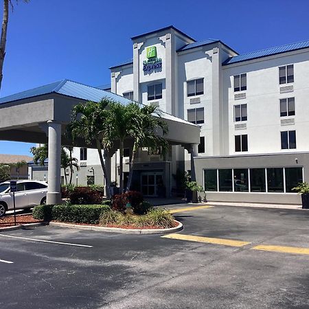 Holiday Inn Express Hotel & Suites Cocoa Beach By Ihg Exterior foto