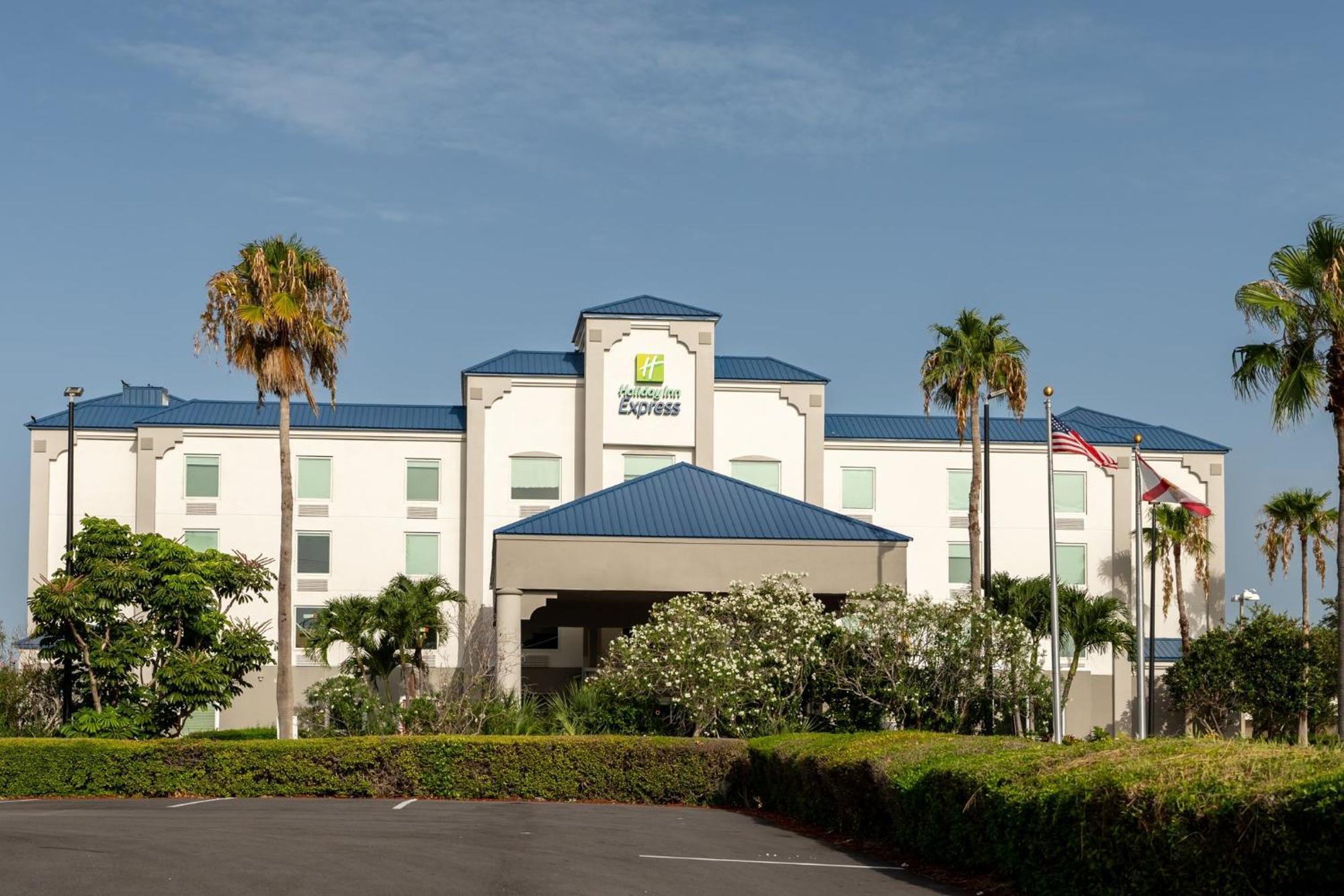 Holiday Inn Express Hotel & Suites Cocoa Beach By Ihg Exterior foto