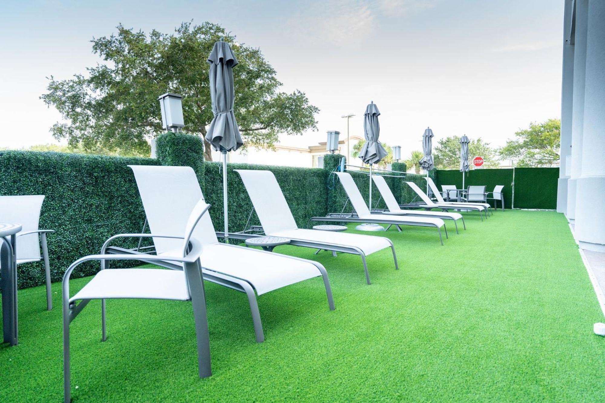 Holiday Inn Express Hotel & Suites Cocoa Beach By Ihg Exterior foto