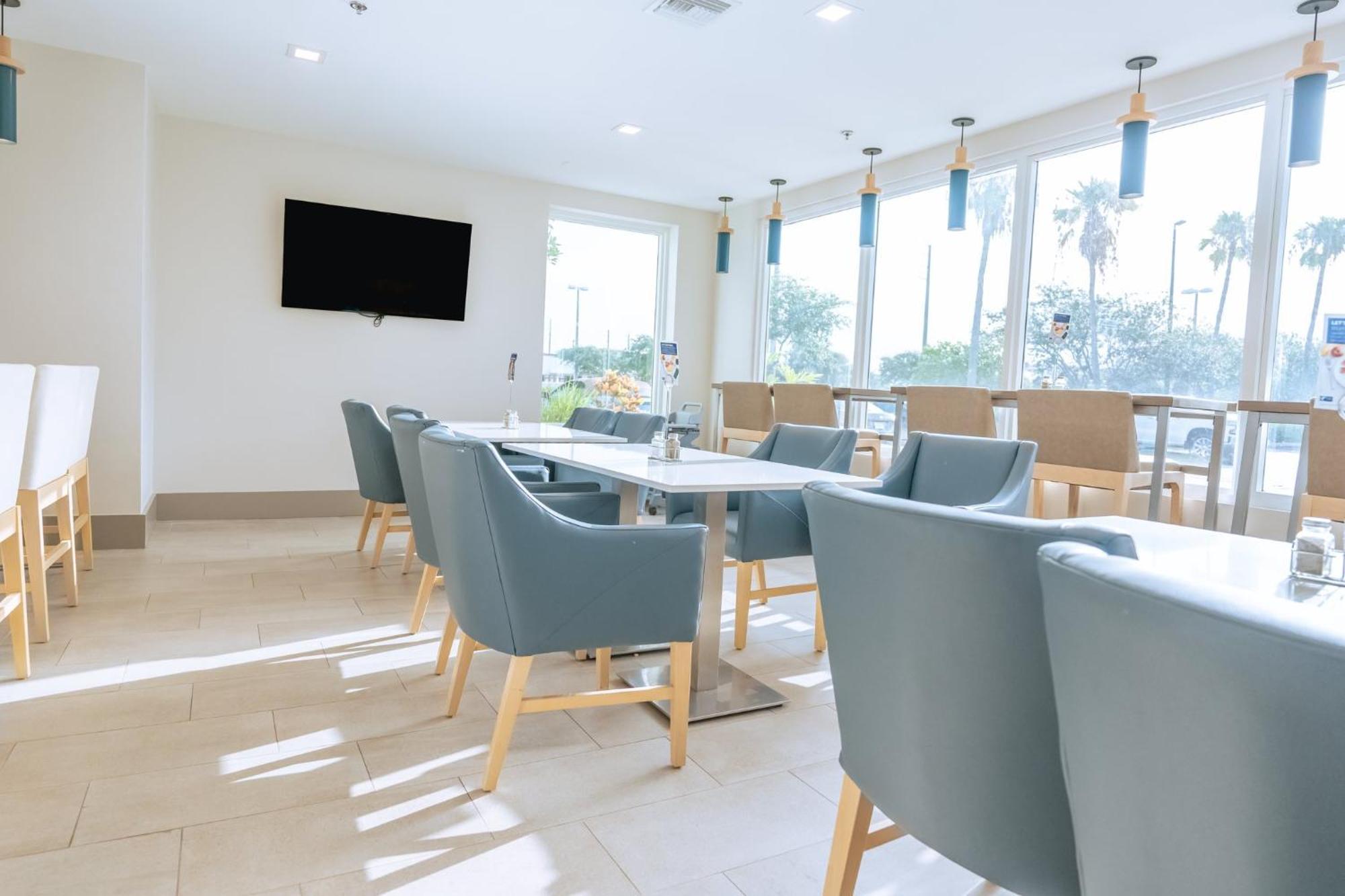 Holiday Inn Express Hotel & Suites Cocoa Beach By Ihg Exterior foto