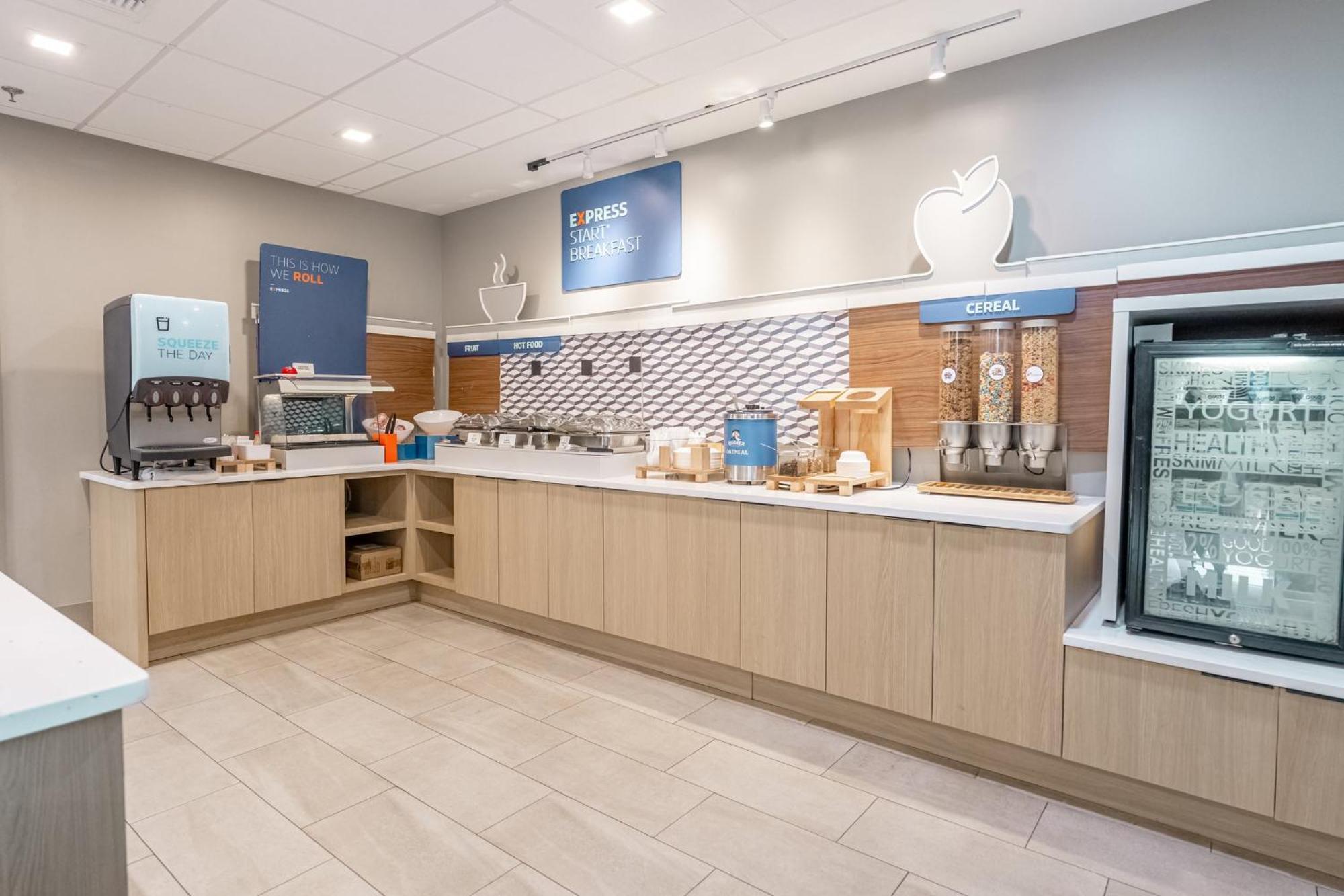 Holiday Inn Express Hotel & Suites Cocoa Beach By Ihg Exterior foto