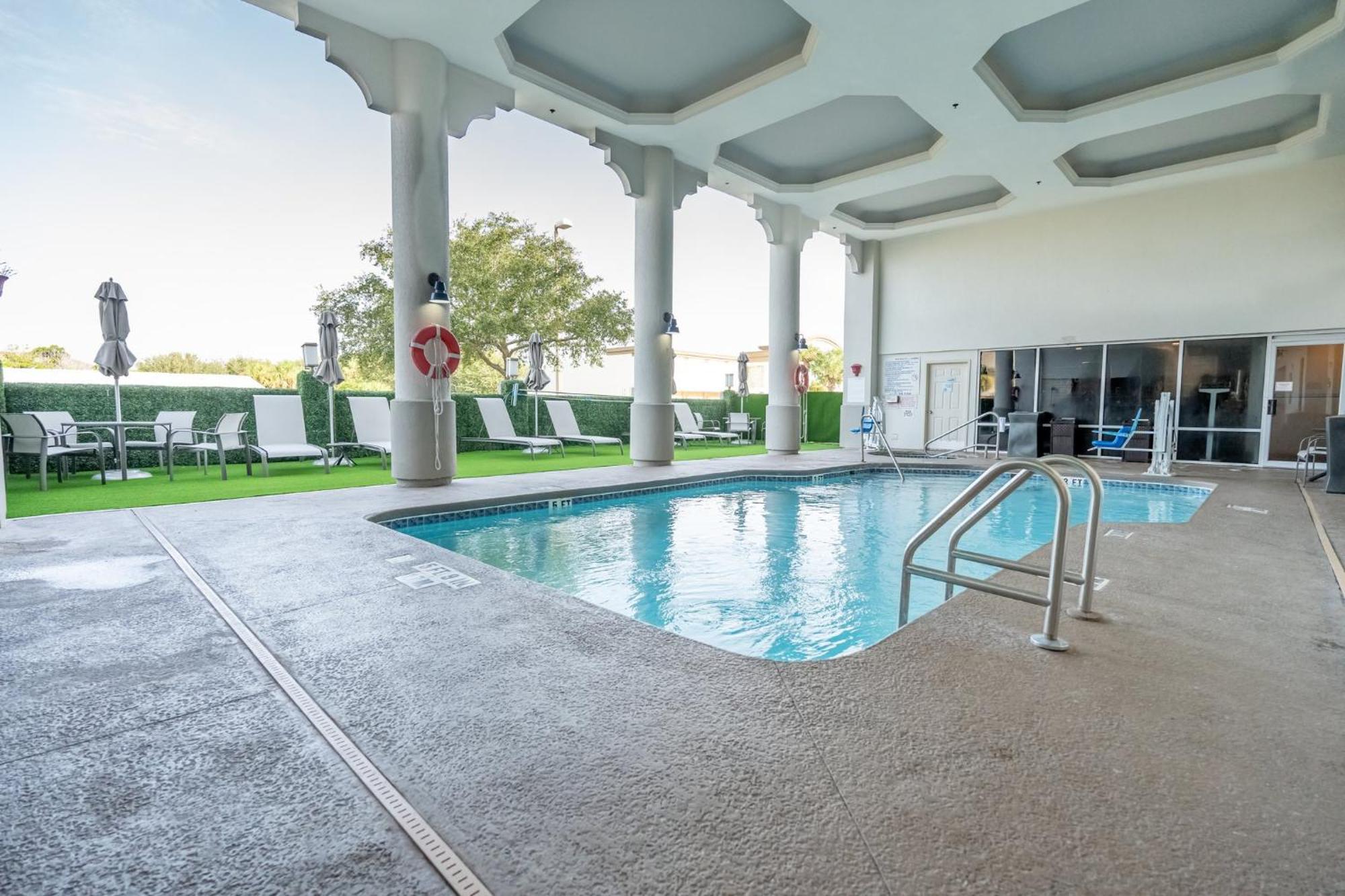 Holiday Inn Express Hotel & Suites Cocoa Beach By Ihg Exterior foto
